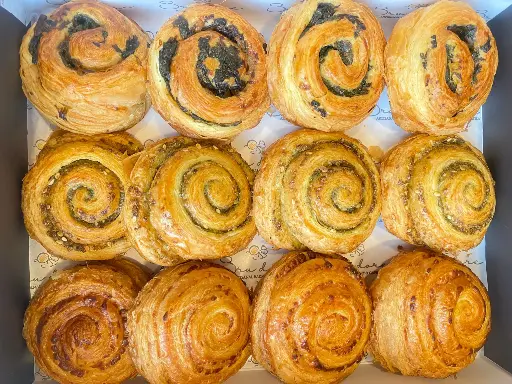 SAVORY GATHERING ROLLS BOX